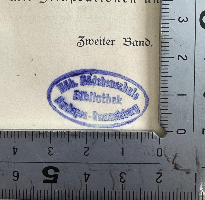 - (Höhere Mädchenschule Boxhagen-Rummeslburg, Bibliothek), Stempel: Berufsangabe/Titel/Branche, Ortsangabe; 'Höh. Mädchenschule Boxhagen-Rummelsburg, Bibliothek'.  (Prototyp)