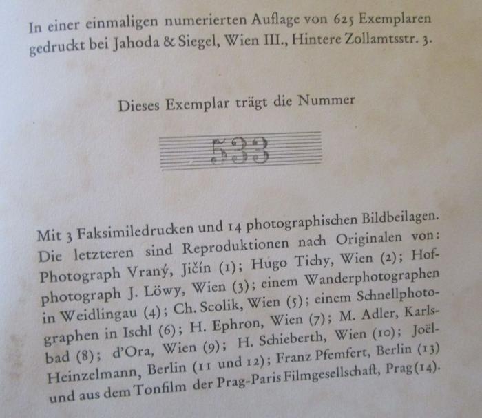  Stimmen über Karl Kraus zum 60. Geburtstag (1934);- (unbekannt), Stempel: Exemplarnummer; '[In einer einmaligen numerierten Auflage von 625 Exemplaren gedruckt bei Jahoda & Siegel, Wien III., Hintere Zollamtsstr. 3.
Dieses Exemplar trägt die Nummer]
533'. 