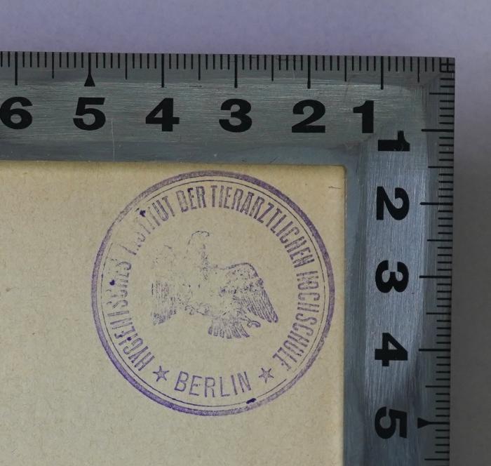 Ges 9 : Die Cerebrospinalmeningitis als Heeresseuche. In ätiologischer, epidemiologischer, diagnostischer und prophylaktischer Beziehung. (1901);- (Hygienisches Institut der Tierärztlichen Hochschule Berlin;Tierärztliche Hochschule Berlin), Stempel: Name, Berufsangabe/Titel/Branche, Ortsangabe, Emblem; 'Hygienisches Institut der Tierärztlichen Hochschule Berlin'.  (Prototyp)