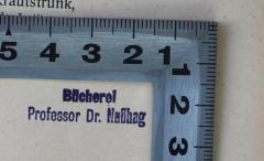 - (Nußhag, Wilhelm), Stempel: Name, Berufsangabe/Titel/Branche; 'Bücherei Professor Dr. Nußhag'.  (Prototyp)