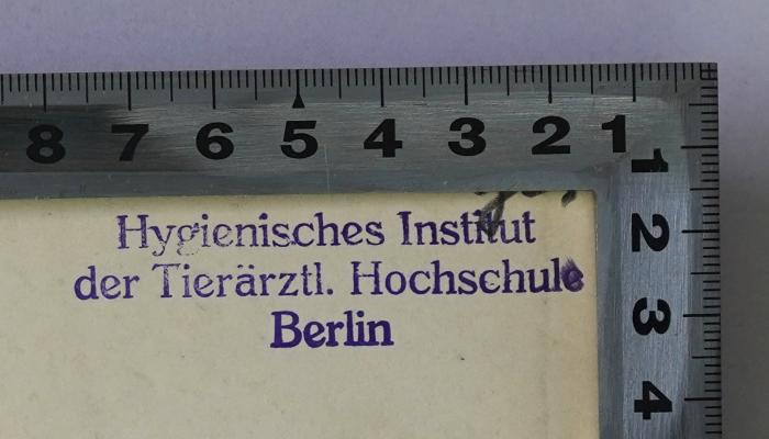 Ges 9 : Die Cerebrospinalmeningitis als Heeresseuche. In ätiologischer, epidemiologischer, diagnostischer und prophylaktischer Beziehung. (1901);- (Hygienisches Institut der Tierärztlichen Hochschule Berlin;Tierärztliche Hochschule Berlin), Stempel: Name, Berufsangabe/Titel/Branche, Ortsangabe; 'Hygienisches Institut der Tierärztl. Hochschule Berlin'.  (Prototyp)