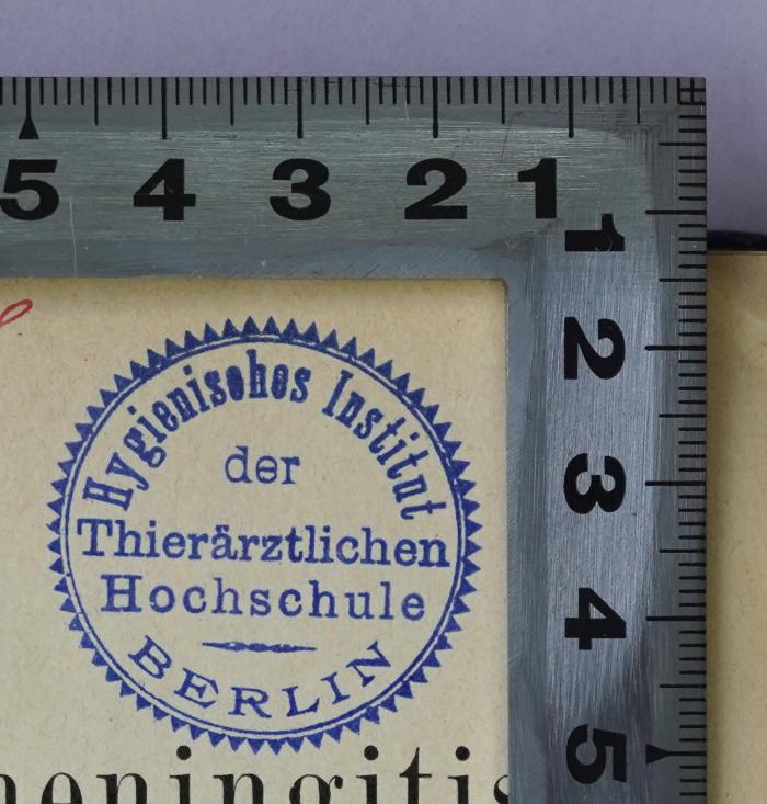 Ges 9 : Die Cerebrospinalmeningitis als Heeresseuche. In ätiologischer, epidemiologischer, diagnostischer und prophylaktischer Beziehung. (1901);- (Hygienisches Institut der Tierärztlichen Hochschule Berlin;Tierärztliche Hochschule Berlin), Stempel: Name, Berufsangabe/Titel/Branche, Ortsangabe; 'Hygienisches Institut der Tierärztlichen Hochschule Berlin'.  (Prototyp)