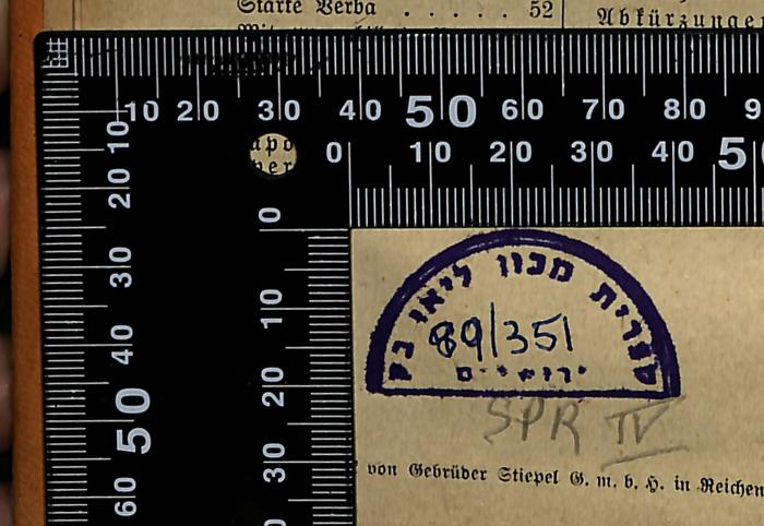 - (Leo Baeck Institute Jerusalem), Stempel: Berufsangabe/Titel/Branche, Name, Ortsangabe, Datum, Exemplarnummer, Signatur; 'ספרית מכון ליאו בק ירושלים
89/351

SPR IV'. 