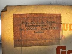 - (de Zwaan, Johannes), Stempel: Name, Ortsangabe; 'Prof. Dr. J. de Zwaan
Boerhaavelaan 31
Leiden'.  (Prototyp)