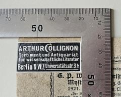 J / 1704 (Arthur Collignon Sortiment und Antiquariat für wissenschaftliche Literatur Berlin), Etikett: Buchhändler, Name, Ortsangabe; 'Arthur Collignon Sortiment und Antiquariat für wissenschaftliche Literatur Berlin N.W. 7 Universitätsstr. 3b'.  (Prototyp)