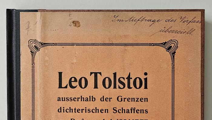 KI 6121 I86 : Leo Tolstoi außerhalb der Grenzen dichterischen Schaffens (1912);-, Von Hand: Widmung; 'Im Auftrage des Verfassers überreicht.'