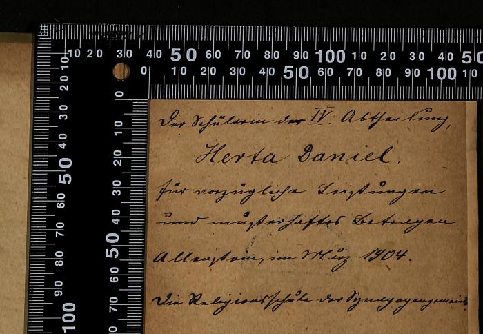 -, Von Hand: Widmung; 'Der Schülerin der IV. Abteilung, Hertha Daniel, für vorzügliche Leistungen und mustergültiges Betragen. Allauschein, im März 1904. Die Religionsschule der Synagogengemeinde.'