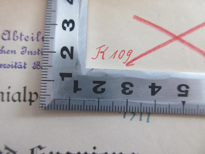 - (Koloniale Abteilung des Geographischen Instituts der Königlichen Universität Berlin), Stempel: Nummer, Inventar-/ Zugangsnummer, Signatur; 'K 102'. 