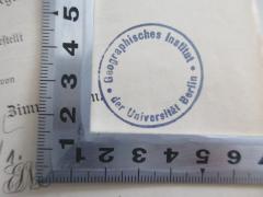 - (Geographisches Institut der Universität Berlin), Stempel: Name, Ortsangabe; 'Geographisches Institut der Universität Berlin'.  (Prototyp)