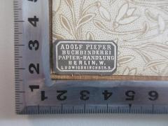 - (Buchbinderei Adolf Pieper), Etikett: Buchbinder, Ortsangabe; 'Adolf Pieper Buchbinderei Papier-Handlung Berlin W. Ludwigskirchstr. 5.'.  (Prototyp)