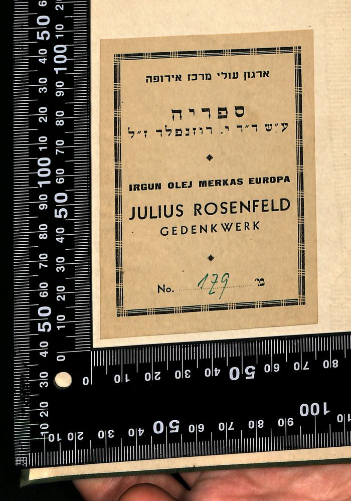 -, Etikett: Motto, Exlibris, Signatur; 'ארגון עולי מרכז אירופה
ספריה
ע׳׳ש ד׳׳ר י. רוזנפלד ז׳׳ל
Irgun olej merkas Europa
Julius Rosenfeld
Gedenkwerk
No. 179  מ׳'