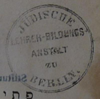 - (Jüdische Lehrer-Bildungs-Anstalt zu Berlin), Stempel: Berufsangabe/Titel/Branche, Name, Ortsangabe; 'Jüdische Lehrer-Bildungs-Anstalt zu Berlin'.  (Prototyp)