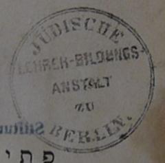 - (Jüdische Lehrer-Bildungs-Anstalt zu Berlin), Stempel: Berufsangabe/Titel/Branche, Name, Ortsangabe; 'Jüdische Lehrer-Bildungs-Anstalt zu Berlin'.  (Prototyp)