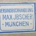 - (Max Ibscher (München)), Etikett: Buchhändler, Name, Ortsangabe; 'Versandbuchhandlung
Max Ibscher
München'.  (Prototyp)