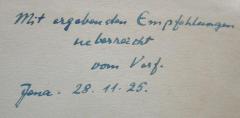- (unbekannt;Koch, Herbert), Von Hand: Widmung, Autor, Datum, Ortsangabe; 'Mit ergebensten Empfehlungen ueberreicht vom Verf.
Jena. 28. 11. 25.'. 