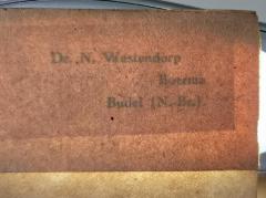 - (Westendorp Boerma, Nicolaas), Stempel: Name, Ortsangabe; 'Dr. N. Westendorp Boerma Budel [(N. Br.)]'. 