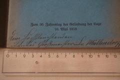 - (Müllendorff, Eugen Dr. ;Grosse Landesloge der Freimaurer von Deutschland), Von Hand: Widmung, Name; 'dem höchstleuchtenden Landes-Großmeister Br. Müllendorff'. 