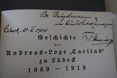 - (Hennings, Johann;Brögelmann), Von Hand: Autor, Name, Widmung, Datum, Ortsangabe; 'Br. Brögelmann in brüderlicher Zuneigung von J. Hennings
Lübeck, 10.V.1924'. 