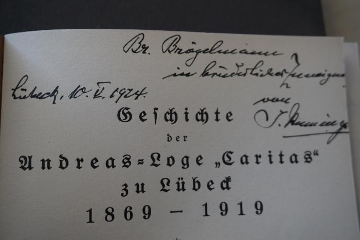 - (Hennings, Johann;Brögelmann), Von Hand: Autor, Name, Widmung, Datum, Ortsangabe; 'Br. Brögelmann in brüderlicher Zuneigung von J. Hennings
Lübeck, 10.V.1924'. 