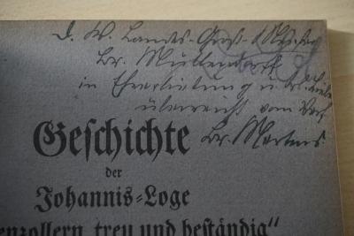 - (Grosse Landesloge der Freimaurer von Deutschland;Müllendorff, Eugen Dr. ;Mertens, August), Von Hand: Name, Widmung; 'D. [...] Landes-Groß-Meister Br. Müllendorff in Ehrerbietung u. brl. Liebe überreicht vom Verf. Br. Mertens'. 