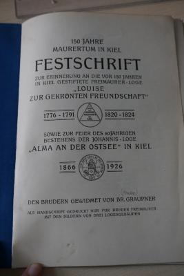 1936 A 14031 : 150 Jahre Maurertum in Kiel. Festschrift zur Erinnerung an die vor 150 Jahren in Kiel gestiftete Freimaurer-Loge 'Louise zur gekrönten Freundschaft' (1776-1791, 1820-1824), sowie zur Feier des 60jährigen Bestehens der Johannis-Loge 'Alma an der Ostsee' in Kiel ( 1866-1926)
 (1926)
