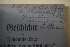 - (Grosse Landesloge der Freimaurer von Deutschland;Müllendorff, Eugen Dr. ;Mertens, August), Von Hand: Name, Widmung; 'D. [...] Landes-Groß-Meister Br. Müllendorff in Ehrerbietung u. brl. Liebe überreicht vom Verf. Br. Mertens'. 