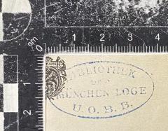 - (München-Loge U.O.B.B.), Stempel: Name; 'Bibliothek der München Loge U. O. B. B.'.  (Prototyp)