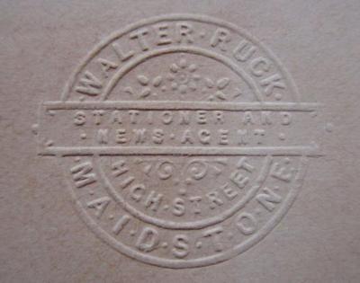 Aa 1428: Sartor resartus, lectures on heroes, chartism, past and present (1892);- (Walter Ruck (Maidstone)), Prägung: Buchhändler, Name, Berufsangabe/Titel/Branche, Ortsangabe; 'Walter Ruck
Stationer and News Agent
High Street
Maidstone'.  (Prototyp)