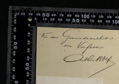 - (Wolff, Arthur), Von Hand: Widmung; 'Für das Gemeindearchiv vom Verfasser Arthur Wolff - For the community archive from the author, Arthur Wolff'. 