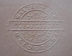 - (Walter Ruck (Maidstone)), Prägung: Buchhändler, Name, Berufsangabe/Titel/Branche, Ortsangabe; 'Walter Ruck
Stationer and News Agent
High Street
Maidstone'.  (Prototyp)