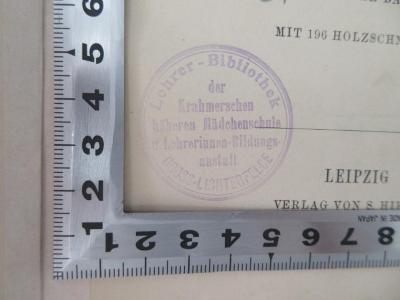 - (Krahmersche Höhere Mädchenschule u. Seminar Gross-Lichterfelde), Stempel: Berufsangabe/Titel/Branche, Ortsangabe; 'Lehrerbibliothek 
der Krahmersche Höhere Mädchenschule u. Lehrerinnen-Bildungsanstalt 
Gross-Lichterfelde'.  (Prototyp)