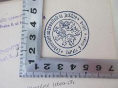 - (Lehrerbildungsanstalt in Jitchin), Stempel: Berufsangabe/Titel/Branche, Ortsangabe; 'Lehrerbildungsanstalt in Jitchin 
Učitelsks` y ústav v Jičíně'.  (Prototyp)