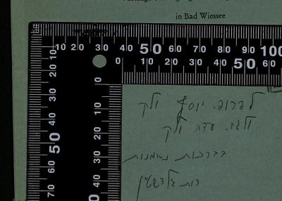 - (Walk, Joseph), Von Hand: Besitzwechsel: Schenkung; 'לפרופ. יוסף ולק
ולגד. עדה ולק

בברכות נאמנות
רות גלדשטיין
-
To Prof. Joseph Walk
And to Mrs. Ada Walk

With sincere blessings,
Ruth Goldstein'. 