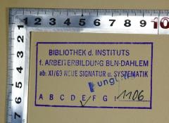 - (Institut für Arbeiterbildung Berlin-Dahlem;Bibliothek des Instituts für Arbeiterbildung Berlin-Dahlem), Stempel: Berufsangabe/Titel/Branche, Name, Ortsangabe, Signatur; 'BIBLIOTHEK d. INSTITUTS f. ARBEITERBILDUNG BLN-DAHLEM ab XI / 69 NEUE SIGNATUR u. SYSTEMATIK E 1106'. 