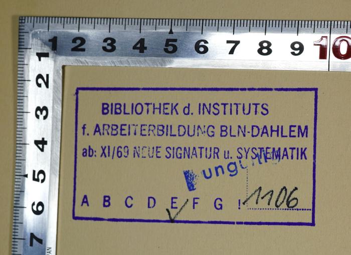 SA 957 &lt;3&gt; : Politik (108);- (Institut für Arbeiterbildung Berlin-Dahlem;Bibliothek des Instituts für Arbeiterbildung Berlin-Dahlem), Stempel: Berufsangabe/Titel/Branche, Name, Ortsangabe, Signatur; 'BIBLIOTHEK d. INSTITUTS f. ARBEITERBILDUNG BLN-DAHLEM ab XI / 69 NEUE SIGNATUR u. SYSTEMATIK E 1106'. 