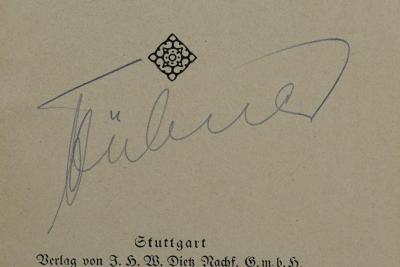 SA 1307-2 : Die Technik in der Urzeit und auf primitiven Kulturstufen : Nahrungsbeschaffung und Ernährung. (1919);- (Hübner, [Th.]?), Von Hand: Autogramm, Motto; '[Th.] Hübner'. 