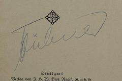 - (Hübner, [Th.]?), Von Hand: Autogramm, Motto; '[Th.] Hübner'. 