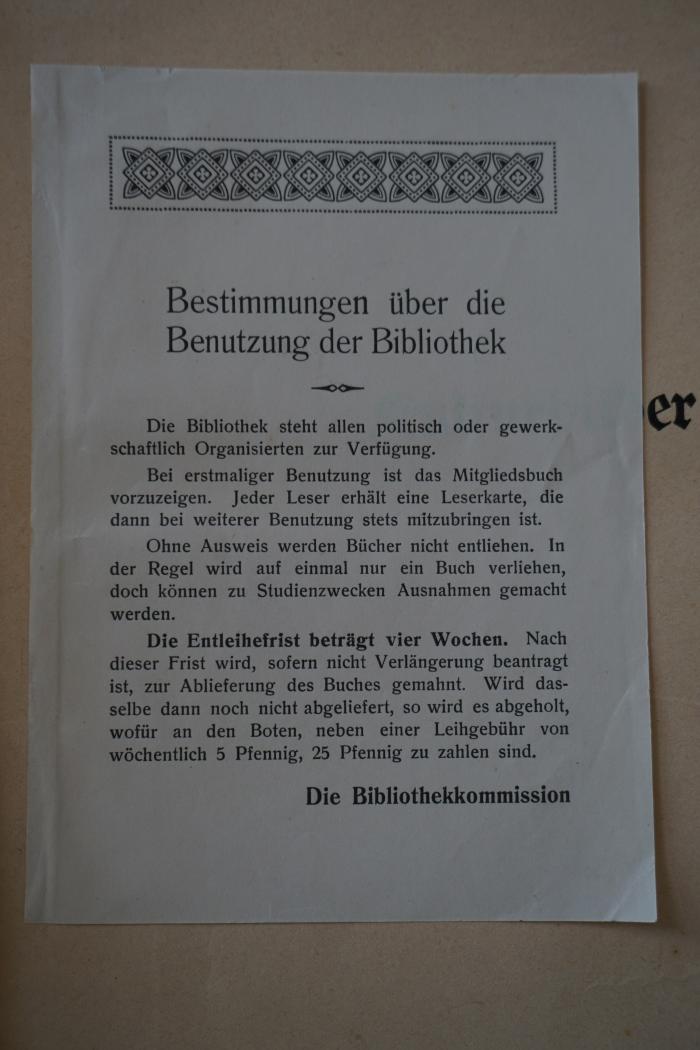 - (Sozialdemokratischer Verein. Bibliothek. Ortsverein Leipzig-Möckern), Etikett: ; 'Bestimmungen über die Benutzung der Bibliothek'. 