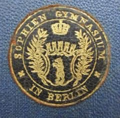 - (Sophien-Gymnasium (Berlin)), Etikett: Wappen, Name, Ortsangabe; 'Sophien Gymnasium in Berlin'.  (Prototyp)