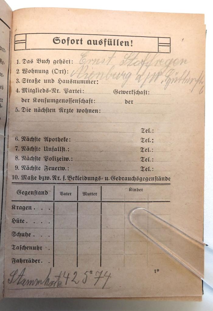 - (Stoffregen, Ernst), Von Hand: Name, Ortsangabe, Nummer; 'Das Buch gehört: [hs. ergänzt:] Ernst Stoffregen / Wohnung (Ort): [hs. ergänzt:] Nienburg a/W. Hüttenstr. 6[?] / Stammkarte 42574'. 