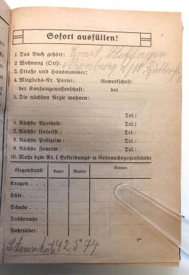 - (Stoffregen, Ernst), Von Hand: Name, Ortsangabe, Nummer; 'Das Buch gehört: [hs. ergänzt:] Ernst Stoffregen / Wohnung (Ort): [hs. ergänzt:] Nienburg a/W. Hüttenstr. 6[?] / Stammkarte 42574'. 