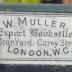 - (W. Muller (London)), Etikett: Buchhändler, Name, Ortsangabe; 'W. Muller.
Export Bookseller,
1, StarYard, Carey Street,
London, W.C.'.  (Prototyp)
