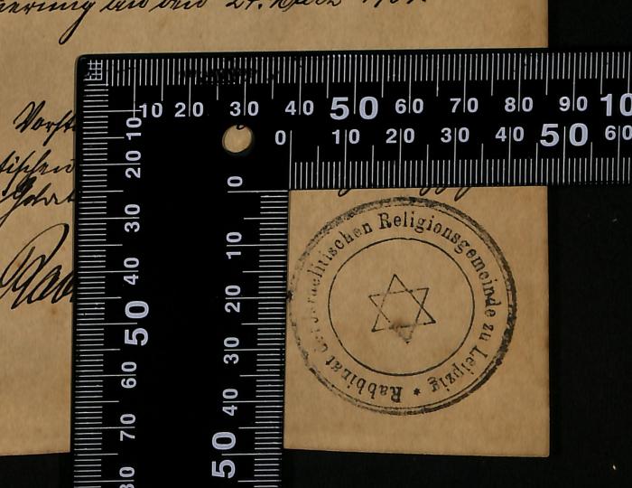 - (Israelitische Religionsgemeinde zu Leipzig), Stempel: Name; 'Rabbinat der Israelitischen Religionsgemeinde zu Leipzig
-
Rabbinate of the Israelite Religious Community of Leipzig'. 