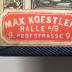 - (Max Koestler Buchhandlung (Halle a. S.)), Etikett: Buchhändler; 'MAX KOESTLER / HALLE A/S. / 9. POSTSTRASSE 9.'.  (Prototyp)