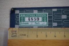 - (Presch, Henry), Etikett: Signatur; 'Bibliothek Presch / 4859 / Schrank V Fach 0'. 