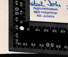 - (Stadtmuseum Hofgeismar), Stempel: ; 'Regionalmuseum
3520 Hofgeismar
Abt. Judaica'. 