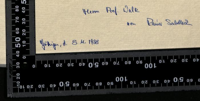 -, Von Hand: Besitzwechsel: Schenkung; 'Herrn Prof. Walk
von Rainer Sabillonz
Göttingen, d. 8. M. 1988'
