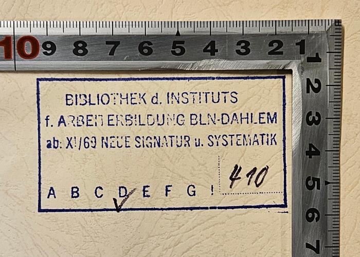 A 2 OPP 4-4,2 : System der Soziologie. Vierter Band: Abriss einer Sozial- und Wirtschaftsgeschichte Europas von der Völkerwanderung bis zur Gegenwart. Zweite Abteilung: Adel und Bauernschaft. (1933);- (Institut für Arbeiterbildung Berlin-Dahlem;Bibliothek des Instituts für Arbeiterbildung Berlin-Dahlem), Stempel: Berufsangabe/Titel/Branche, Name, Ortsangabe, Signatur; 'Bibliothek d. Instituts f. Arbeiterbildung Bln-Dahlem
ab XI/69 Neue Signatur und Systematik D 410'. 