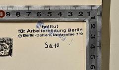 - (Institut für Arbeiterbildung Berlin-Dahlem), Stempel: Berufsangabe/Titel/Branche, Name, Ortsangabe, Signatur; 'Institut für Arbeiterbildung 
Berlin-Dahlem, Lentzeallee 7/9
Sa 10'. 