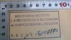 - (Bibliothek des Instituts für Arbeiterbildung Berlin-Dahlem), Stempel: Berufsangabe/Titel/Branche, Ortsangabe, Signatur; 'Bibliothek des Instituts f. Arbeiterbildung BLN-Dahlem ab XI/69 neue Signatur u. Systematik D 385'. 